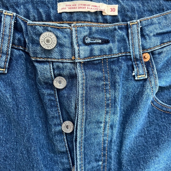 Levi's signature Ribcage Straight Ankle Jeans.  Womens size 30. - Picture 6 of 8